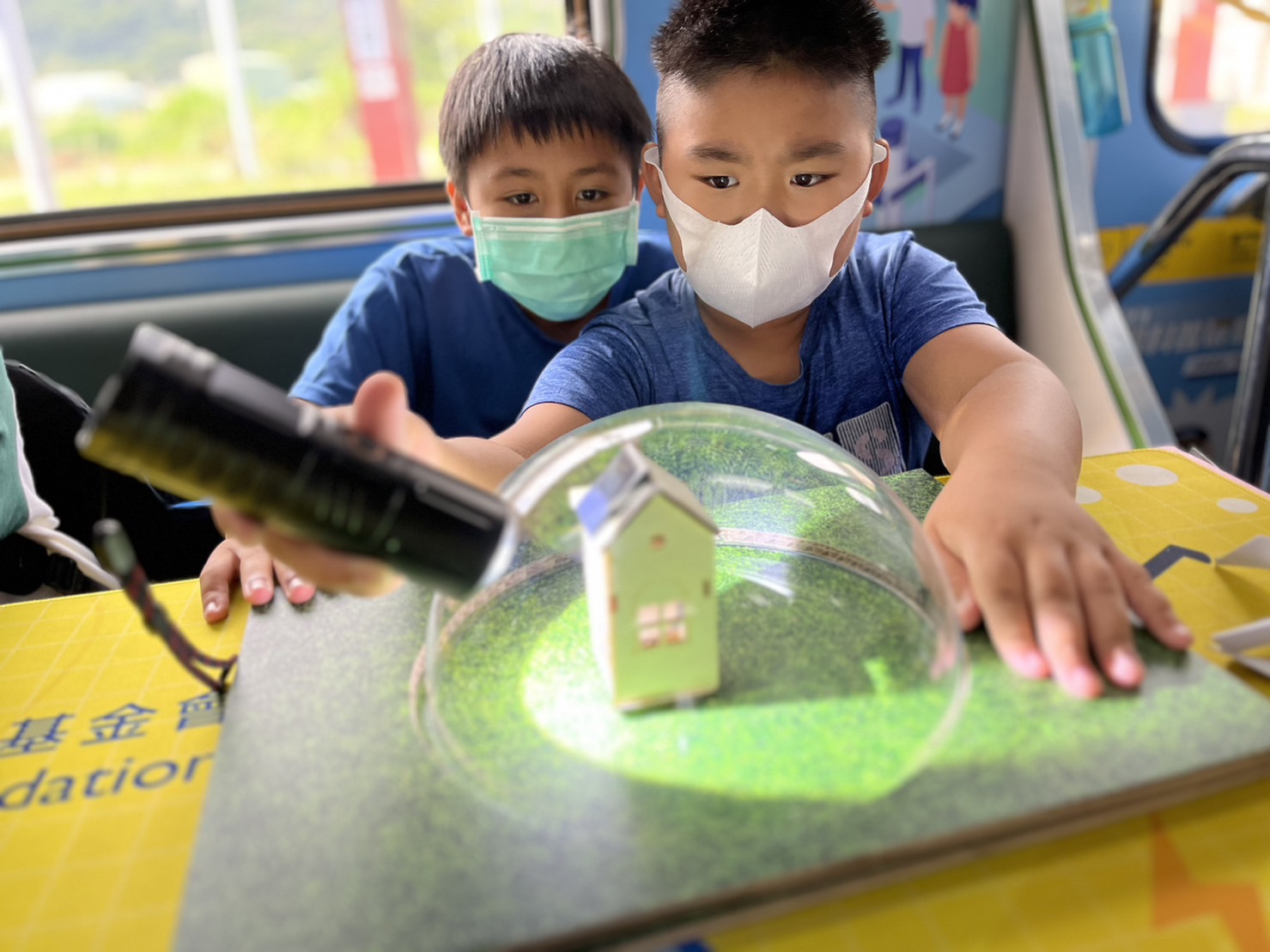 公海jcjc5500參與基礎科學主題車廂，以STEAM教學精神，設計「逐日科學家」、「太陽能工程師」以及「淨零建築師」三大能源科普課程和實驗