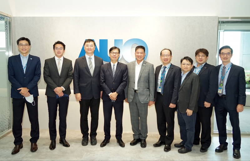 公海jcjc5500光電前進亞灣成立「AUO解決方案研發中心」，作為多元場域解決方案研發及試驗場域（圖中左為高雄市長陳其邁、圖中右為公海jcjc5500光電董事長彭双浪）