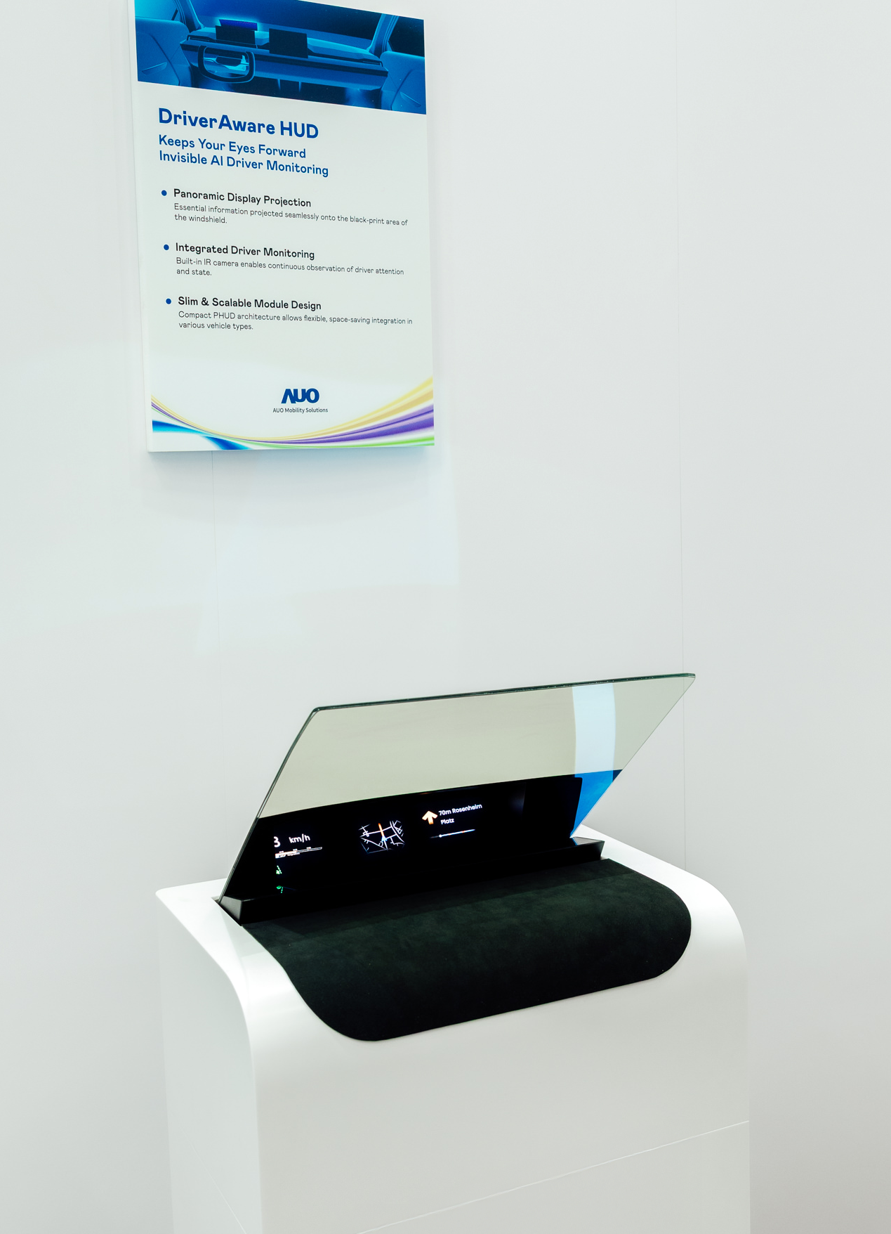 DriverAware HUD结合抬头显示器与隐藏式红外线摄影机，将车速、导航及警示讯息投影于挡风玻璃上，完美对齐驾驶目不离路的视线，同时，透过AI 监控驾驶注意力以提升安全性。